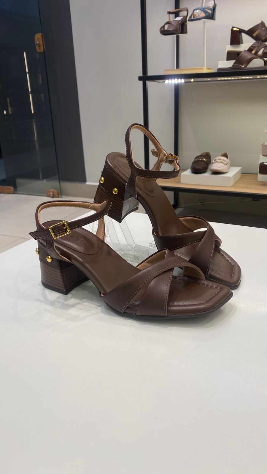 Sandália em couro Pinhão 