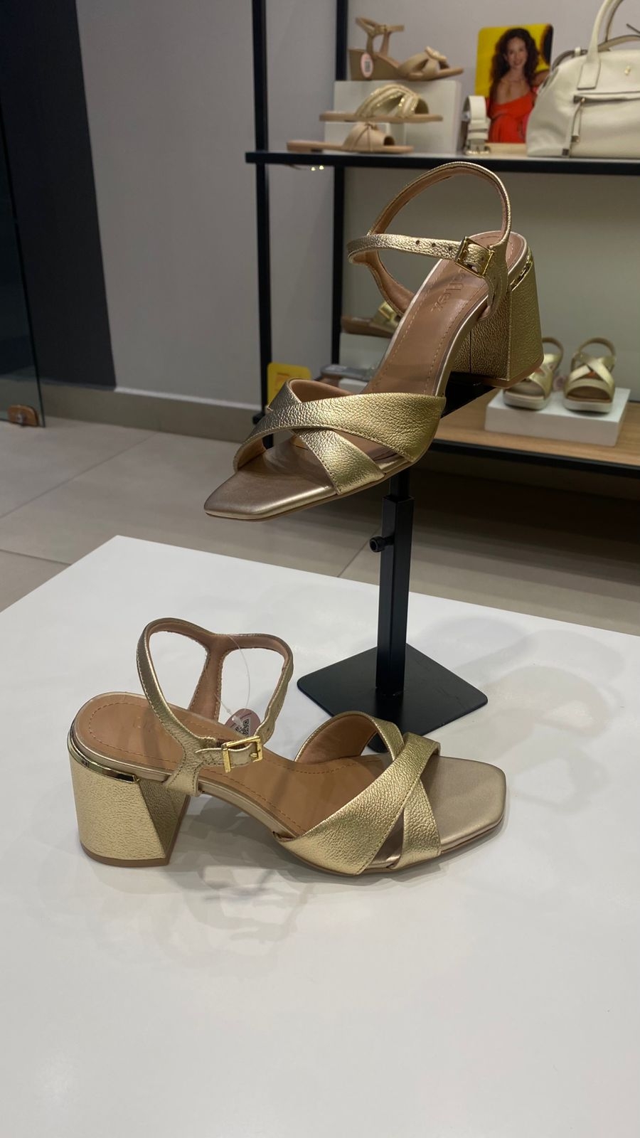 Sandália em couro ouro light
