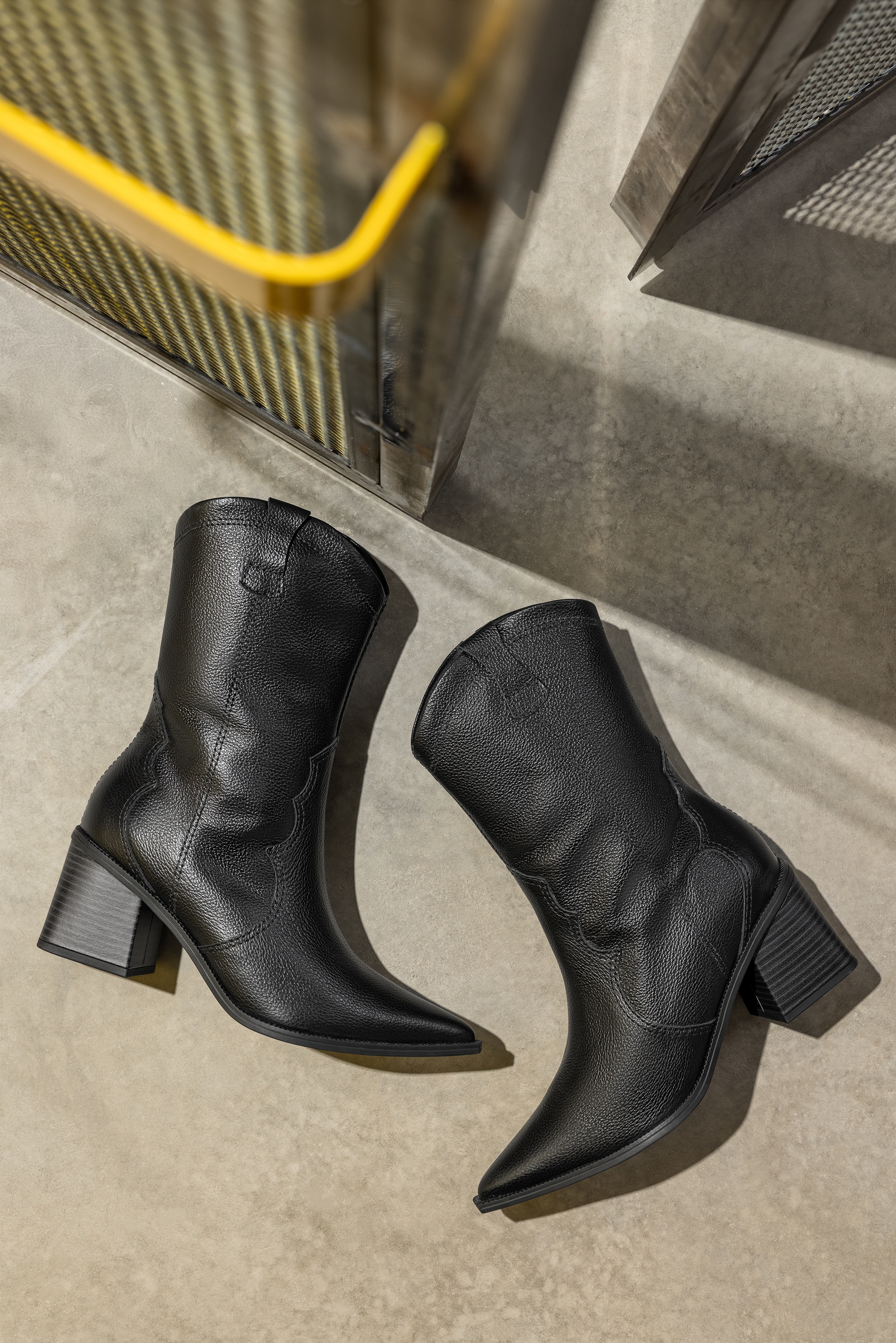 Bota Western em couro preto